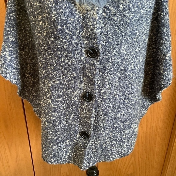 J. McLaughlin Blue & White Boucle Wool Button Cape with Dyed Raccoon Fur Collar - Picture 4 of 6